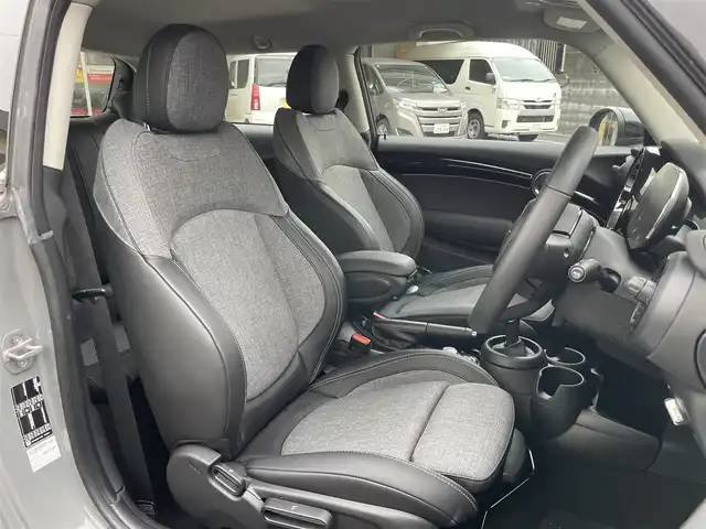 ＭＩＮＩ ＢＭＷ ミニ クーパー S 大阪府 2022(令4)年 0.6万km ムーンウォークグレーメタリック 登録時走行距離5584km/ワンオーナー/純正HDDナビ/　（Bluetooth/USB）/バックカメラ/ビルトインETC/ハーフレザーシート/前席シートヒーター/360°SAFETY/・アクティブ・クルーズ・コントロール（ストップ&ゴー機能付）/・衝突回避・被害軽減ブレーキ（事故回避アシスト付）/・レーン・ディパーチャー・ウォーニング/・クロス・トラフィック・ウォーニング/・ヘッドアップ・ディスプレイ/・レーン・チェンジ・ウォーニング/・アクティブ・サイド・コリジョン・プロテクション/・前車接近警告機能/横滑り防止装置/純正17インチアルミホイール/スマートキー/オートライト/純正LEDヘッドライト/スペアキー1本/保証書/取扱説明書