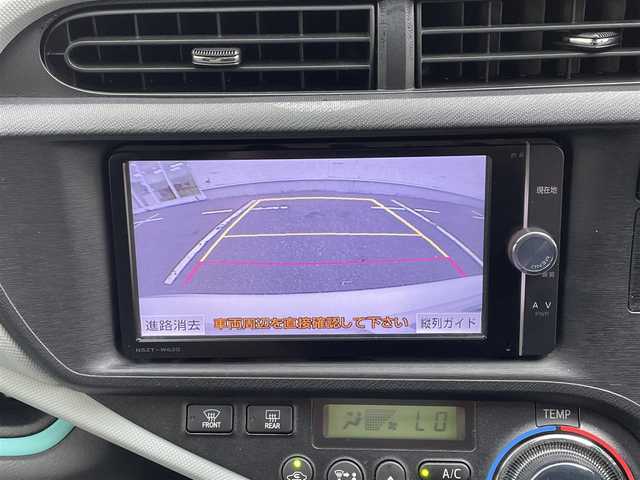 トヨタ アクア S 佐賀県 2013(平25)年 7.4万km ライムホワイトパールクリスタルシャイン (株)IDOMが運営する【じしゃロン佐賀店】の自社ローン専用車両になります。こちらは現金またはオートローンご利用時の価格です。自社ローンご希望の方は別途その旨お申付け下さい/純正ＳＤナビ/フルセグテレビ/Ｂｌｕｅｔｏｏｔｈ/バックカメラ/前席シートヒーター/オートライト/ヘッドライトレベライザー/フォグライト/純正フロアマット/スマートキー/プッシュスタート