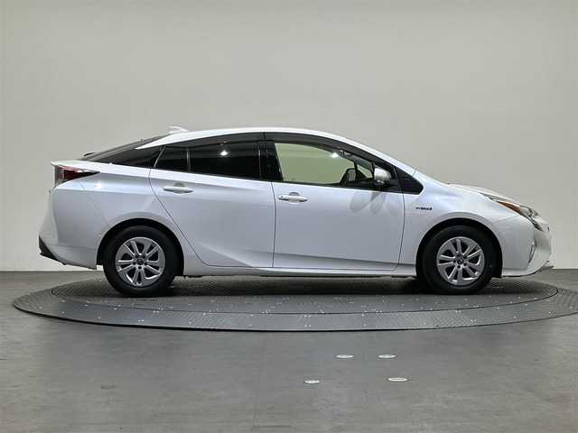 トヨタ プリウス Sセーフティプラス 愛媛県 2017(平29)年 1.8万km ホワイトパールクリスタルシャイン 登録時17968km/純正9インチメモリーナビ/フルセグ/バックカメラ/トヨタセーフティセンス/レーダークルーズコントロール/レーンキープアシスト/プリクラッシュセーフティ/ハイビームアシスト/インテリジェントパーキングアシスト/LEDヘッドライト/プッシュスタート/ETC/ドライブレコーダー/スマートキー/禁煙車