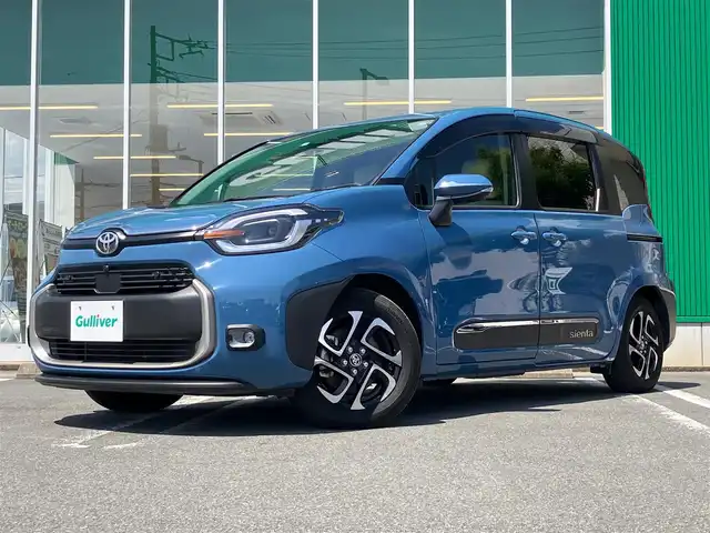 トヨタ シエンタ ハイブリッド Z 静岡県 2022(令4)年 2.7万km グレイッシュブルー エンジンスタートボタン/スマートキー/スペアキー2本/パワーステアリング/パワーウィンドウ/保証書/取扱説明書/記録簿/100V充電/アイドリングストップ/オートエアコン/クルーズコントロール/ETC/USB入力端子/全方位カメラ/純正10.5インチナビ（CD.BT.フルセグ）/ドライブレコーダー前後/ウォークスルー/純正アルミホイール/純正フロアマット/D席N席シートヒーター/両側パワースライドドア/ABS/横滑り防止装置/コーナーセンサー前後/レーンキープアシスト/オートライト/オートマチックハイビーム/LEDライト/W+サイドエアバック/衝突軽減システム/ステアリングヒーター/純正シートカバー/純正リモートスタート/社外アルミホイール車内有（スタッドレスタイヤ）