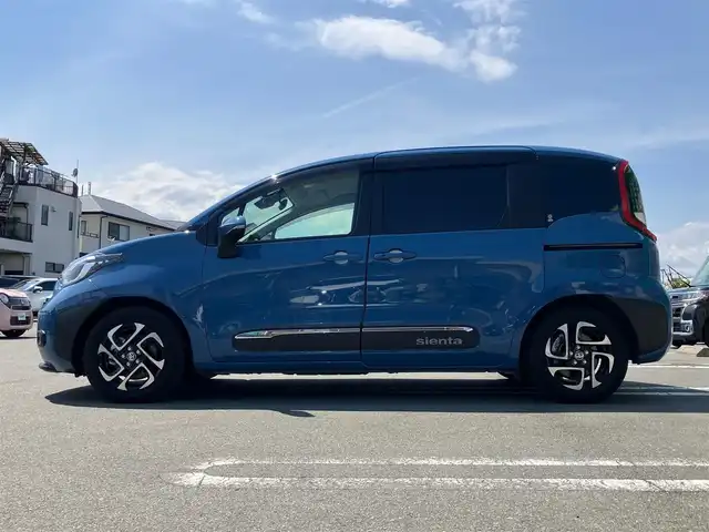 トヨタ シエンタ ハイブリッド Z 静岡県 2022(令4)年 2.7万km グレイッシュブルー エンジンスタートボタン/スマートキー/スペアキー2本/パワーステアリング/パワーウィンドウ/保証書/取扱説明書/記録簿/100V充電/アイドリングストップ/オートエアコン/クルーズコントロール/ETC/USB入力端子/全方位カメラ/純正10.5インチナビ（CD.BT.フルセグ）/ドライブレコーダー前後/ウォークスルー/純正アルミホイール/純正フロアマット/D席N席シートヒーター/両側パワースライドドア/ABS/横滑り防止装置/コーナーセンサー前後/レーンキープアシスト/オートライト/オートマチックハイビーム/LEDライト/W+サイドエアバック/衝突軽減システム/ステアリングヒーター/純正シートカバー/純正リモートスタート/社外アルミホイール車内有（スタッドレスタイヤ）