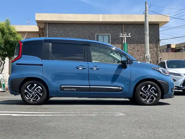 トヨタ シエンタ ハイブリッド Z 静岡県 2022(令4)年 2.7万km グレイッシュブルー エンジンスタートボタン/スマートキー/スペアキー2本/パワーステアリング/パワーウィンドウ/保証書/取扱説明書/記録簿/100V充電/アイドリングストップ/オートエアコン/クルーズコントロール/ETC/USB入力端子/全方位カメラ/純正10.5インチナビ（CD.BT.フルセグ）/ドライブレコーダー前後/ウォークスルー/純正アルミホイール/純正フロアマット/D席N席シートヒーター/両側パワースライドドア/ABS/横滑り防止装置/コーナーセンサー前後/レーンキープアシスト/オートライト/オートマチックハイビーム/LEDライト/W+サイドエアバック/衝突軽減システム/ステアリングヒーター/純正シートカバー/純正リモートスタート/社外アルミホイール車内有（スタッドレスタイヤ）