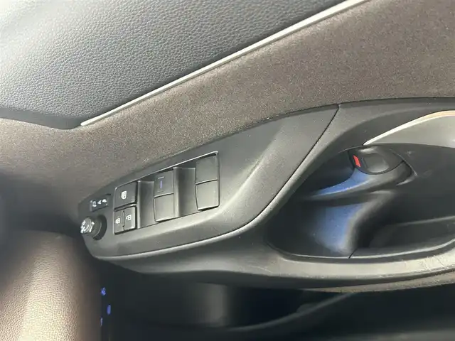 トヨタ ヤリスクロス ハイブリッド Z 愛知県 2021(令3)年 6.8万km ホワイトパールクリスタルシャイン 純正8インチコネクテッドナビ付ディスプレイオーディオ/フルセグTV/パノラミックビューモニター/ビルトインETC/ステアリングリモコン/パワーシート（Ｄ席）/シートヒーター（前席）/ハーフレザーシート/パワーバックドア/モデリスタラゲージLED/トヨタセーフティセンス/　　・プリクラッシュセーフティ/　　・レーントレーシングアシスト/　　・レーダークルーズコントロール/　　・レーンディバーチャーアラート/　　・ロードサインアシスト/　　・オートマチックハイビーム/クリアランスソナー/取扱説明書/スマートキー/スペアキー/ドアバイザー