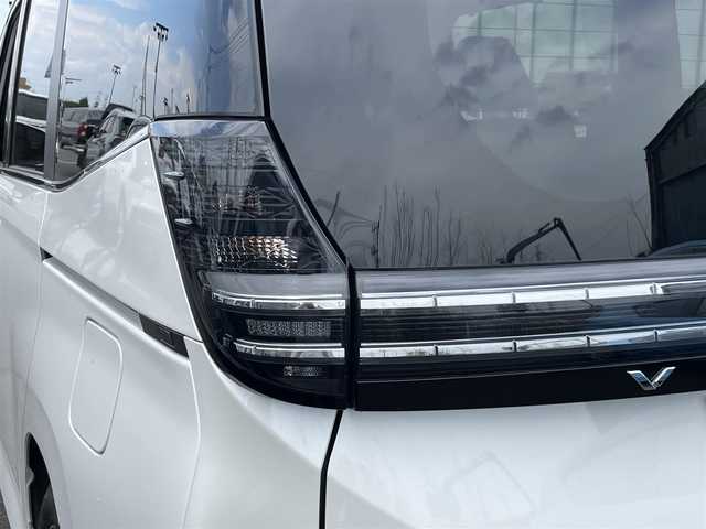 トヨタ ヴォクシー ハイブリッド S－Z 茨城県 2023(令5)年 0.9万km ホワイトパールクリスタルシャイン 純正ナビ/【AM・FM・TV・BT・USB・ＣＤ・ＤＶＤ】/快適利便パッケージHigh/ハンズフリーデュアルパワースライドドア（挟み込み防止機能付）/パワーバックドア（挟み込み防止機能・停止位置メモリー機能・パワーバックドアスイッチ〈車両サイド〉付）/ナノイーX/ステアリングヒーター/キャプテンシート追加機能：シートヒーター、オットマン（2WD車のみ）、角度調整付アームレスト（2WD車のみ）/電動リアゲート/両側パワスラ/BSM/HUD/デジタルインナーミラー/レーダークルコン/Ｂカメラ/ETC2.0/前方ドラレコ/前後コーナーセンサー/ブレーキホールド/100V電源