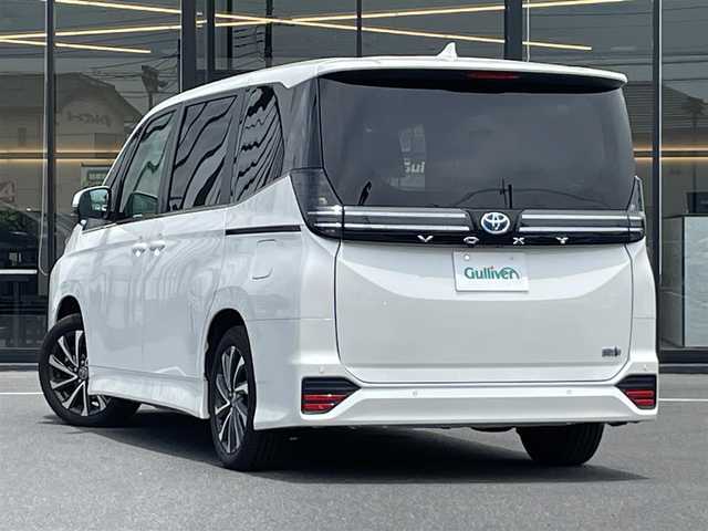 トヨタ ヴォクシー ハイブリッド S－Z 茨城県 2023(令5)年 0.9万km ホワイトパールクリスタルシャイン 純正ナビ/【AM・FM・TV・BT・USB・ＣＤ・ＤＶＤ】/快適利便パッケージHigh/ハンズフリーデュアルパワースライドドア（挟み込み防止機能付）/パワーバックドア（挟み込み防止機能・停止位置メモリー機能・パワーバックドアスイッチ〈車両サイド〉付）/ナノイーX/ステアリングヒーター/キャプテンシート追加機能：シートヒーター、オットマン（2WD車のみ）、角度調整付アームレスト（2WD車のみ）/電動リアゲート/両側パワスラ/BSM/HUD/デジタルインナーミラー/レーダークルコン/Ｂカメラ/ETC2.0/前方ドラレコ/前後コーナーセンサー/ブレーキホールド/100V電源