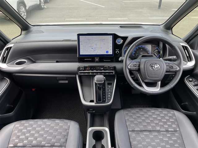 トヨタ ヴォクシー ハイブリッド S－Z 茨城県 2023(令5)年 0.9万km ホワイトパールクリスタルシャイン 純正ナビ/【AM・FM・TV・BT・USB・ＣＤ・ＤＶＤ】/快適利便パッケージHigh/ハンズフリーデュアルパワースライドドア（挟み込み防止機能付）/パワーバックドア（挟み込み防止機能・停止位置メモリー機能・パワーバックドアスイッチ〈車両サイド〉付）/ナノイーX/ステアリングヒーター/キャプテンシート追加機能：シートヒーター、オットマン（2WD車のみ）、角度調整付アームレスト（2WD車のみ）/電動リアゲート/両側パワスラ/BSM/HUD/デジタルインナーミラー/レーダークルコン/Ｂカメラ/ETC2.0/前方ドラレコ/前後コーナーセンサー/ブレーキホールド/100V電源
