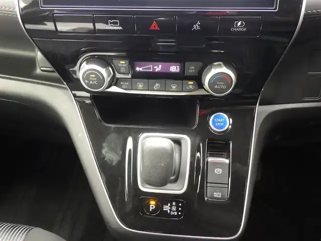 日産 セレナ e－パワー ハイウェイスター V 千葉県 2022(令4)年 4.8万km ダイヤモンドブラック エマージェンシーブレーキ/プロパイロット/インテリジェントクルーズコントロール/両側パワースライドドア/純正SDナビ/地デジTV/【BD/DVD/CD再生機能　Bluetooth接続】/アラウンドビューモニター/ドライブレコーダー/革巻きステアリング/Honda スマートキー/ETC/LEDヘッドライト/フォグライト/ウインカーミラー/コーナーセンサー/純正15インチアルミホイル/サイド/カーテンエアバッグ/インテリジェントキー