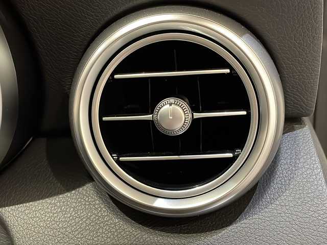メルセデス・ベンツ Ｃ２００ 4マチックアバンギャルド 新潟県 2018(平30)年 1.4万km 白 メモリー付パワーシート（前席）/レーダーセーフティパッケージ/・アクティブブレーキアシスト/・アクティブブラインドスポットアシスト/・ディスタンスパイロットディストロニック/エントリーパッケージ/・17インチ５ツインスポーツアルミホイール/・シートヒーター/・プライバシーガラス（後席左右）/クルーズコントロール＆可変スピードリミッター/ECOスタートストップ機能/クライメートコントロール/ESP/４WD/アイドリングストップ/プッシュスタート/パワーバックドア/ETC2.0