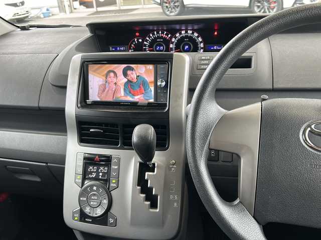 トヨタ ノア S 東京都 2007(平19)年 9.2万km ホワイトパールクリスタルシャイン 社外HDDナビ/【フルセグ・DVD再生可・CD・Bluetooth】/バックカメラ/ETC/両側パワースライドドア/電動格納ミラー/ウィンカーミラー/リモコンキー/HIDヘッドライト/フォグランプ/純正フロアマット/純正ドアバイザー/新車保証書/取扱説明書