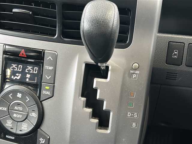 トヨタ ノア S 東京都 2007(平19)年 9.2万km ホワイトパールクリスタルシャイン 社外HDDナビ/【フルセグ・DVD再生可・CD・Bluetooth】/バックカメラ/ETC/両側パワースライドドア/電動格納ミラー/ウィンカーミラー/リモコンキー/HIDヘッドライト/フォグランプ/純正フロアマット/純正ドアバイザー/新車保証書/取扱説明書