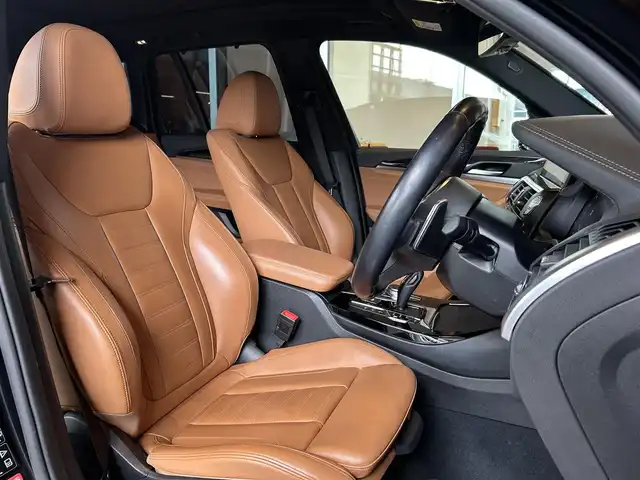 ＢＭＷ Ｘ３ M40d 宮城県 2019(令1)年 6.4万km サファイアブラックP セレクトパッケージ/・電動パノラマガラスルーフ/・リヤサイドウィンドーローラーブラインド/・harman/kardonサラウンドサウンドシステム/ハイラインパッケージ/・ランバーサポート/・リヤシートヒーティング/・ヴァーネスカレザーシート/・ポプラグレーファインウッドインテリアトリム/パールクロームハイライト/ヘッドアップディスプレイ/iDriveナビゲーションシステム/フルセグTV/全方位カメラ/キャメルレザーシート/シートヒーター/メモリ機能付きパワーシート/LEDヘッドライト/オートマチックハイビーム/純正21インチAW/コンフォートアクセス/パワーバックドア/ブラックキドニーグリル/ワイヤレスチャージング/ドライブレコーダー/ETC2.0車載器