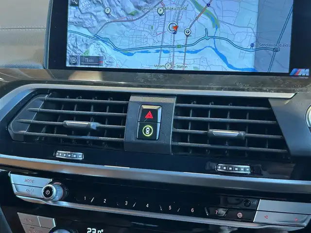ＢＭＷ Ｘ３ M40d 宮城県 2019(令1)年 6.4万km サファイアブラックP セレクトパッケージ/・電動パノラマガラスルーフ/・リヤサイドウィンドーローラーブラインド/・harman/kardonサラウンドサウンドシステム/ハイラインパッケージ/・ランバーサポート/・リヤシートヒーティング/・ヴァーネスカレザーシート/・ポプラグレーファインウッドインテリアトリム/パールクロームハイライト/ヘッドアップディスプレイ/iDriveナビゲーションシステム/フルセグTV/全方位カメラ/キャメルレザーシート/シートヒーター/メモリ機能付きパワーシート/LEDヘッドライト/オートマチックハイビーム/純正21インチAW/コンフォートアクセス/パワーバックドア/ブラックキドニーグリル/ワイヤレスチャージング/ドライブレコーダー/ETC2.0車載器