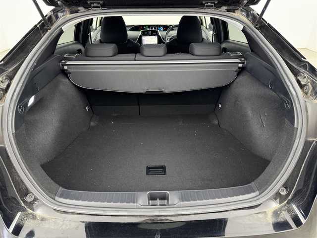 トヨタ プリウス A 福岡県 2018(平30)年 4.5万km アティチュードブラックマイカ アルパイン９型ナビ／フルセグＴＶ　/バックカメラ　/レーダー探知機　/前方ドラレコ　/ビルトインＥＴＣ　/トヨタセーフティセンス　/アクセル踏み間違い防止　/ＢＳＭ　/パーキングアシスト　/ＨＵＤ　/純正１５インチＡＷ