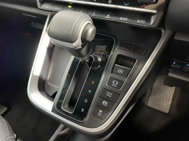 トヨタ ノア ハイブリッド S－Z 大阪府 2023(令5)年 2.2万km スパークリングブラックパールクリスタルシャイン 快適利便　ユニバーサルステップ　トヨタセーフティーセンス　　純正ナビ　バックカメラ　Bluetooth　フルセグTV DVDデッキ　純正フリップダウンモニター　両側パワースライドドア　ETC オートライト/LEDヘッドライト　