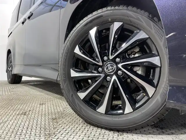 トヨタ ノア ハイブリッド S－Z 大阪府 2023(令5)年 2.2万km スパークリングブラックパールクリスタルシャイン 快適利便　ユニバーサルステップ　トヨタセーフティーセンス　　純正ナビ　バックカメラ　Bluetooth　フルセグTV DVDデッキ　純正フリップダウンモニター　両側パワースライドドア　ETC オートライト/LEDヘッドライト　