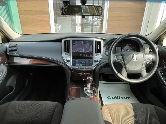 トヨタ クラウン ハイブリッド ロイヤルサルーン 宮崎県 2013(平25)年 8.4万km プレシャスシルバー 純正8型ナビ/フルセグTV/バックモニター/ビルトインETC/ドライブレコーダー/アドバンストパッケージ/・レーダークルーズコントロール/・ インテリジェントクリアランスソナー/・ バックソナー/・ 衝突被害軽減ブレーキ/HIDヘッドランプ/オートライト/LEDフロントフォグランプ/革巻きステアリング/ステアリングヒーター/純正OPブラウンファブリックシート/前席パワーシート/シートヒーター/純正16インチアルミホイール/スマートキー/プッシュエンジンスタート/禁煙車