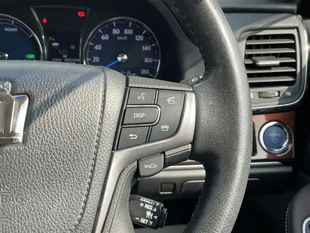 トヨタ クラウン ハイブリッド ロイヤルサルーン 宮崎県 2013(平25)年 8.4万km プレシャスシルバー 純正8型ナビ/フルセグTV/バックモニター/ビルトインETC/ドライブレコーダー/アドバンストパッケージ/・レーダークルーズコントロール/・ インテリジェントクリアランスソナー/・ バックソナー/・ 衝突被害軽減ブレーキ/HIDヘッドランプ/オートライト/LEDフロントフォグランプ/革巻きステアリング/ステアリングヒーター/純正OPブラウンファブリックシート/前席パワーシート/シートヒーター/純正16インチアルミホイール/スマートキー/プッシュエンジンスタート/禁煙車