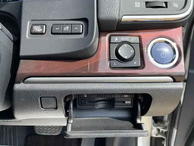 トヨタ クラウン ハイブリッド ロイヤルサルーン 宮崎県 2013(平25)年 8.4万km プレシャスシルバー 純正8型ナビ/フルセグTV/バックモニター/ビルトインETC/ドライブレコーダー/アドバンストパッケージ/・レーダークルーズコントロール/・ インテリジェントクリアランスソナー/・ バックソナー/・ 衝突被害軽減ブレーキ/HIDヘッドランプ/オートライト/LEDフロントフォグランプ/革巻きステアリング/ステアリングヒーター/純正OPブラウンファブリックシート/前席パワーシート/シートヒーター/純正16インチアルミホイール/スマートキー/プッシュエンジンスタート/禁煙車