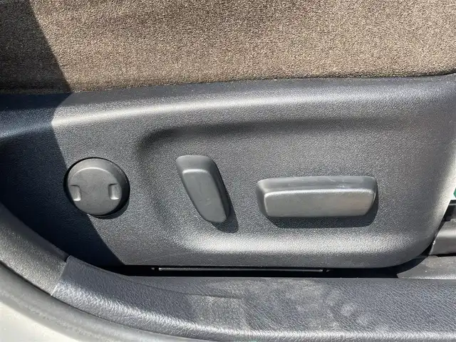 トヨタ クラウン ハイブリッド ロイヤルサルーン 宮崎県 2013(平25)年 8.4万km プレシャスシルバー 純正8型ナビ/フルセグTV/バックモニター/ビルトインETC/ドライブレコーダー/アドバンストパッケージ/・レーダークルーズコントロール/・ インテリジェントクリアランスソナー/・ バックソナー/・ 衝突被害軽減ブレーキ/HIDヘッドランプ/オートライト/LEDフロントフォグランプ/革巻きステアリング/ステアリングヒーター/純正OPブラウンファブリックシート/前席パワーシート/シートヒーター/純正16インチアルミホイール/スマートキー/プッシュエンジンスタート/禁煙車