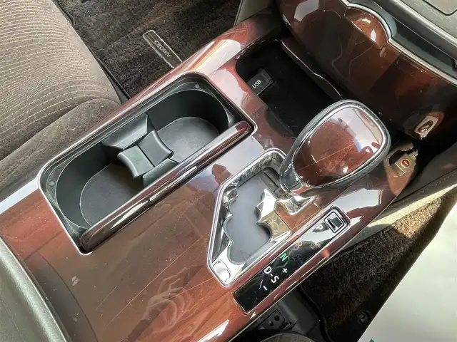 トヨタ クラウン ハイブリッド ロイヤルサルーン 宮崎県 2013(平25)年 8.4万km プレシャスシルバー 純正8型ナビ/フルセグTV/バックモニター/ビルトインETC/ドライブレコーダー/アドバンストパッケージ/・レーダークルーズコントロール/・ インテリジェントクリアランスソナー/・ バックソナー/・ 衝突被害軽減ブレーキ/HIDヘッドランプ/オートライト/LEDフロントフォグランプ/革巻きステアリング/ステアリングヒーター/純正OPブラウンファブリックシート/前席パワーシート/シートヒーター/純正16インチアルミホイール/スマートキー/プッシュエンジンスタート/禁煙車