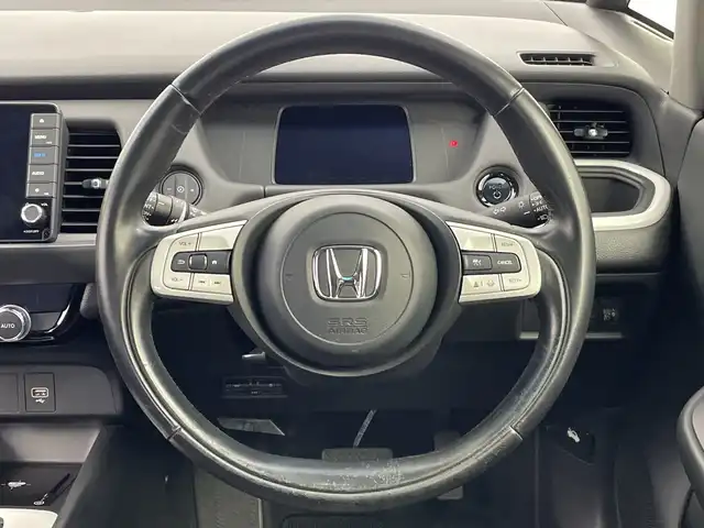 ホンダ フィット e:HEVホーム 新潟県 2021(令3)年 5.3万km クリスタルブラックパール 純正メモリナビ【VXU-215FTi】/　フルセグTV/Bluetooth/CD/DVD/ホンダセンシング/・衝突被害軽減ブレーキ/・誤発進抑制機能/・後方誤発進抑制機能/・近距離衝突軽減ブレーキ/・歩行者事故低減ステアリング/・路外逸脱抑制機能/・渋滞追従機能付アダプティブ・クルーズ・コントロール/・車線維持支援システム/・先行車発進お知らせ機能/・標識認識機/・オートマチックハイビーム/ハーフレザーシート/前後コーナーセンサー/前後ドライブレコーダー/バックモニター/ビルトインETC/LEDヘッドライト/レザーステアリング/ステアリングスイッチ