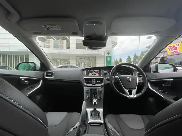 ボルボ Ｖ４０ D4 ダイナミックエディション 東京都 2018(平30)年 1.8万km エレクトリックシルバーメタリック 純正ナビ/（CD/DVD/BTオーディオ）/バックカメラ/ツインターボ/アダクティブクルーズコントロール/ブラインド・スポット・インフォメーション・システム/ハーフレザーシート/運転席パワーシート/前席シートヒーター/純正18インチホイール/純正フロアマット/スペアキー×1/ETC/保証書