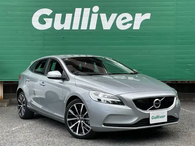 ボルボ Ｖ４０ D4 ダイナミックエディション 東京都 2018(平30)年 1.8万km エレクトリックシルバーメタリック 純正ナビ/（CD/DVD/BTオーディオ）/バックカメラ/ツインターボ/アダクティブクルーズコントロール/ブラインド・スポット・インフォメーション・システム/ハーフレザーシート/運転席パワーシート/前席シートヒーター/純正18インチホイール/純正フロアマット/スペアキー×1/ETC/保証書