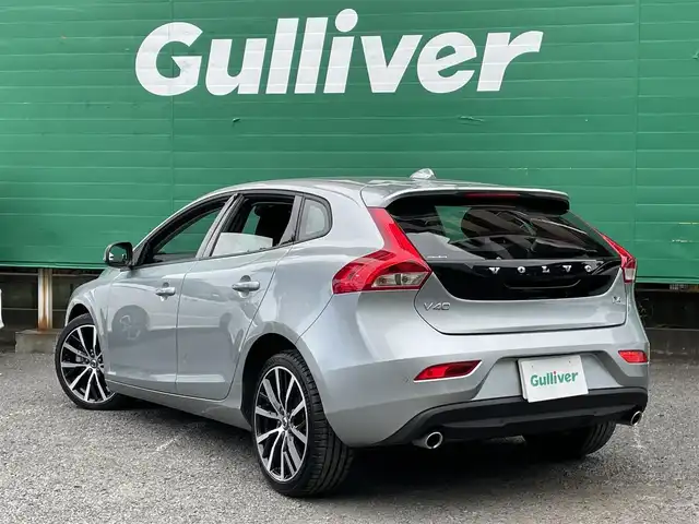 ボルボ Ｖ４０ D4 ダイナミックエディション 東京都 2018(平30)年 1.8万km エレクトリックシルバーメタリック 純正ナビ/（CD/DVD/BTオーディオ）/バックカメラ/ツインターボ/アダクティブクルーズコントロール/ブラインド・スポット・インフォメーション・システム/ハーフレザーシート/運転席パワーシート/前席シートヒーター/純正18インチホイール/純正フロアマット/スペアキー×1/ETC/保証書