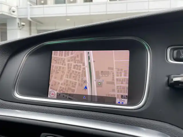 ボルボ Ｖ４０ D4 ダイナミックエディション 東京都 2018(平30)年 1.8万km エレクトリックシルバーメタリック 純正ナビ/（CD/DVD/BTオーディオ）/バックカメラ/ツインターボ/アダクティブクルーズコントロール/ブラインド・スポット・インフォメーション・システム/ハーフレザーシート/運転席パワーシート/前席シートヒーター/純正18インチホイール/純正フロアマット/スペアキー×1/ETC/保証書