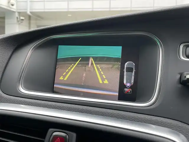 ボルボ Ｖ４０ D4 ダイナミックエディション 東京都 2018(平30)年 1.8万km エレクトリックシルバーメタリック 純正ナビ/（CD/DVD/BTオーディオ）/バックカメラ/ツインターボ/アダクティブクルーズコントロール/ブラインド・スポット・インフォメーション・システム/ハーフレザーシート/運転席パワーシート/前席シートヒーター/純正18インチホイール/純正フロアマット/スペアキー×1/ETC/保証書