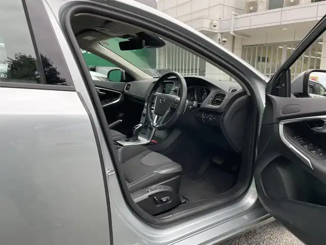 ボルボ Ｖ４０ D4 ダイナミックエディション 東京都 2018(平30)年 1.8万km エレクトリックシルバーメタリック 純正ナビ/（CD/DVD/BTオーディオ）/バックカメラ/ツインターボ/アダクティブクルーズコントロール/ブラインド・スポット・インフォメーション・システム/ハーフレザーシート/運転席パワーシート/前席シートヒーター/純正18インチホイール/純正フロアマット/スペアキー×1/ETC/保証書