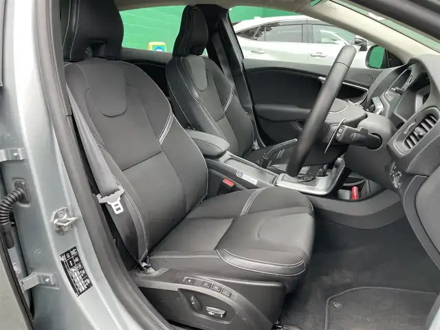 ボルボ Ｖ４０ D4 ダイナミックエディション 東京都 2018(平30)年 1.8万km エレクトリックシルバーメタリック 純正ナビ/（CD/DVD/BTオーディオ）/バックカメラ/ツインターボ/アダクティブクルーズコントロール/ブラインド・スポット・インフォメーション・システム/ハーフレザーシート/運転席パワーシート/前席シートヒーター/純正18インチホイール/純正フロアマット/スペアキー×1/ETC/保証書