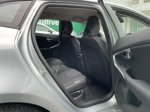 ボルボ Ｖ４０ D4 ダイナミックエディション 東京都 2018(平30)年 1.8万km エレクトリックシルバーメタリック 純正ナビ/（CD/DVD/BTオーディオ）/バックカメラ/ツインターボ/アダクティブクルーズコントロール/ブラインド・スポット・インフォメーション・システム/ハーフレザーシート/運転席パワーシート/前席シートヒーター/純正18インチホイール/純正フロアマット/スペアキー×1/ETC/保証書