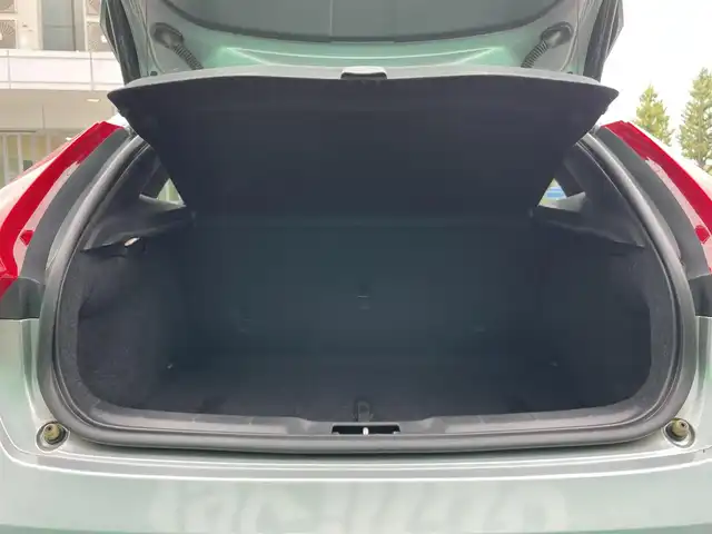 ボルボ Ｖ４０ D4 ダイナミックエディション 東京都 2018(平30)年 1.8万km エレクトリックシルバーメタリック 純正ナビ/（CD/DVD/BTオーディオ）/バックカメラ/ツインターボ/アダクティブクルーズコントロール/ブラインド・スポット・インフォメーション・システム/ハーフレザーシート/運転席パワーシート/前席シートヒーター/純正18インチホイール/純正フロアマット/スペアキー×1/ETC/保証書