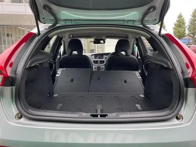 ボルボ Ｖ４０ D4 ダイナミックエディション 東京都 2018(平30)年 1.8万km エレクトリックシルバーメタリック 純正ナビ/（CD/DVD/BTオーディオ）/バックカメラ/ツインターボ/アダクティブクルーズコントロール/ブラインド・スポット・インフォメーション・システム/ハーフレザーシート/運転席パワーシート/前席シートヒーター/純正18インチホイール/純正フロアマット/スペアキー×1/ETC/保証書