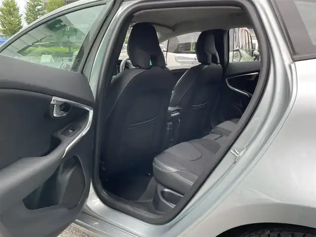 ボルボ Ｖ４０ D4 ダイナミックエディション 東京都 2018(平30)年 1.8万km エレクトリックシルバーメタリック 純正ナビ/（CD/DVD/BTオーディオ）/バックカメラ/ツインターボ/アダクティブクルーズコントロール/ブラインド・スポット・インフォメーション・システム/ハーフレザーシート/運転席パワーシート/前席シートヒーター/純正18インチホイール/純正フロアマット/スペアキー×1/ETC/保証書