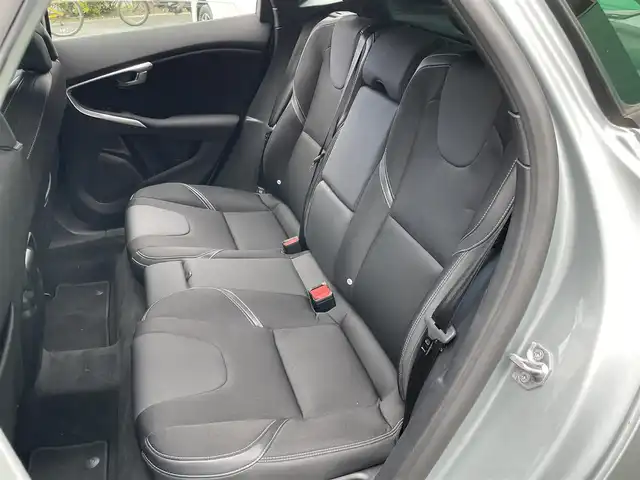 ボルボ Ｖ４０ D4 ダイナミックエディション 東京都 2018(平30)年 1.8万km エレクトリックシルバーメタリック 純正ナビ/（CD/DVD/BTオーディオ）/バックカメラ/ツインターボ/アダクティブクルーズコントロール/ブラインド・スポット・インフォメーション・システム/ハーフレザーシート/運転席パワーシート/前席シートヒーター/純正18インチホイール/純正フロアマット/スペアキー×1/ETC/保証書