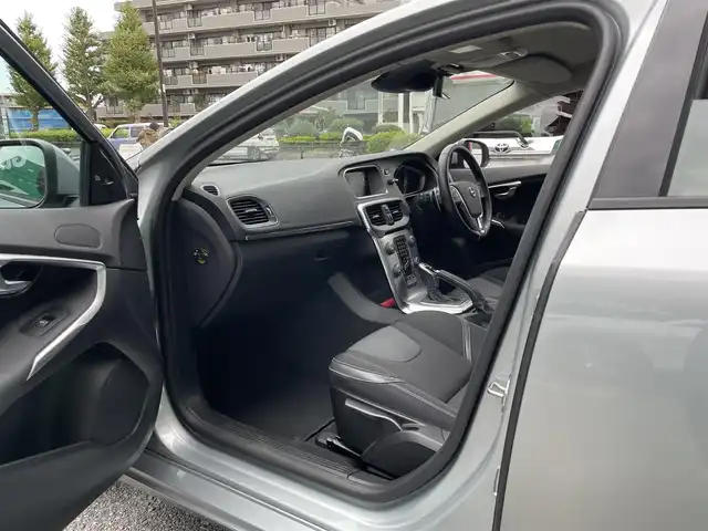ボルボ Ｖ４０ D4 ダイナミックエディション 東京都 2018(平30)年 1.8万km エレクトリックシルバーメタリック 純正ナビ/（CD/DVD/BTオーディオ）/バックカメラ/ツインターボ/アダクティブクルーズコントロール/ブラインド・スポット・インフォメーション・システム/ハーフレザーシート/運転席パワーシート/前席シートヒーター/純正18インチホイール/純正フロアマット/スペアキー×1/ETC/保証書