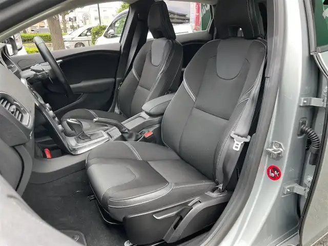 ボルボ Ｖ４０ D4 ダイナミックエディション 東京都 2018(平30)年 1.8万km エレクトリックシルバーメタリック 純正ナビ/（CD/DVD/BTオーディオ）/バックカメラ/ツインターボ/アダクティブクルーズコントロール/ブラインド・スポット・インフォメーション・システム/ハーフレザーシート/運転席パワーシート/前席シートヒーター/純正18インチホイール/純正フロアマット/スペアキー×1/ETC/保証書