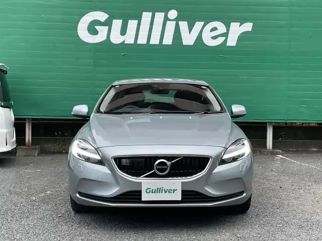 ボルボ Ｖ４０ D4 ダイナミックエディション 東京都 2018(平30)年 1.8万km エレクトリックシルバーメタリック 純正ナビ/（CD/DVD/BTオーディオ）/バックカメラ/ツインターボ/アダクティブクルーズコントロール/ブラインド・スポット・インフォメーション・システム/ハーフレザーシート/運転席パワーシート/前席シートヒーター/純正18インチホイール/純正フロアマット/スペアキー×1/ETC/保証書
