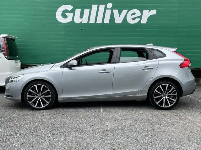ボルボ Ｖ４０ D4 ダイナミックエディション 東京都 2018(平30)年 1.8万km エレクトリックシルバーメタリック 純正ナビ/（CD/DVD/BTオーディオ）/バックカメラ/ツインターボ/アダクティブクルーズコントロール/ブラインド・スポット・インフォメーション・システム/ハーフレザーシート/運転席パワーシート/前席シートヒーター/純正18インチホイール/純正フロアマット/スペアキー×1/ETC/保証書