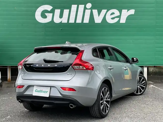 ボルボ Ｖ４０ D4 ダイナミックエディション 東京都 2018(平30)年 1.8万km エレクトリックシルバーメタリック 純正ナビ/（CD/DVD/BTオーディオ）/バックカメラ/ツインターボ/アダクティブクルーズコントロール/ブラインド・スポット・インフォメーション・システム/ハーフレザーシート/運転席パワーシート/前席シートヒーター/純正18インチホイール/純正フロアマット/スペアキー×1/ETC/保証書