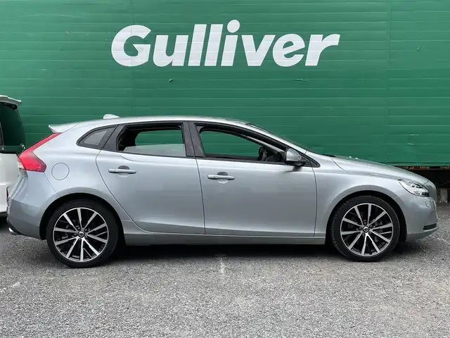 ボルボ Ｖ４０ D4 ダイナミックエディション 東京都 2018(平30)年 1.8万km エレクトリックシルバーメタリック 純正ナビ/（CD/DVD/BTオーディオ）/バックカメラ/ツインターボ/アダクティブクルーズコントロール/ブラインド・スポット・インフォメーション・システム/ハーフレザーシート/運転席パワーシート/前席シートヒーター/純正18インチホイール/純正フロアマット/スペアキー×1/ETC/保証書
