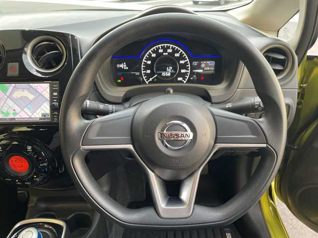 日産 ノート e－パワー X 愛知県 2017(平29)年 2.3万km オリーブグリーン 衝突軽減システム/純正ナビ/フルセグ/CD DVD/Bluetooth/バックカメラ/レーンキープアシスト/スマートキー/プッシュスタート