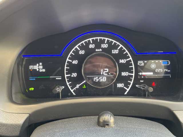 日産 ノート e－パワー X 愛知県 2017(平29)年 2.3万km オリーブグリーン 衝突軽減システム/純正ナビ/フルセグ/CD DVD/Bluetooth/バックカメラ/レーンキープアシスト/スマートキー/プッシュスタート