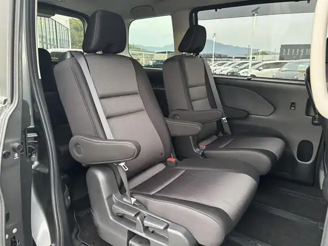 日産 セレナ e－パワー ハイウェイスター V 奈良県 2022(令4)年 1.9万km ダークメタルグレー 純正10インチナビ/（フルセグ/BT/CD/DVD）/純正フリップダウンモニター/プロパイロット/アラウンドビューモニター/ブラインドスポットモニター/衝突軽減システム/前後コーナーセンサー/レーンキープアシスト/両側パワースライドドア/前席シートヒーター/ステアリングヒーター/後席サンシェード/前方ドライブレコーダー/ETC/純正16インチAW/取り扱い説明書/スペアキーX1