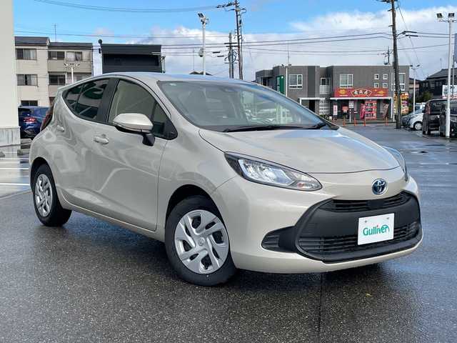 トヨタ アクア X 石川県 2022(令4)年 4.8万km ベージュ 純正ディスプレイオーディオ　ナビ　バックカメラ　ＬＥＤヘッドライト　ＥＴＣ　トヨタセーフティセンス　レーダークルーズ　ＡＣ１００Ｖ　スマートキー　プッシュスタート　電動ミラー　レーンキープ　保証書