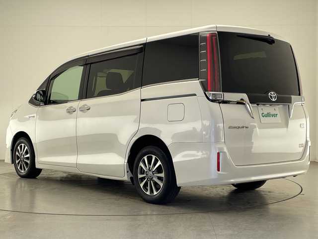 トヨタ エスクァイア ハイブリッド Gi プレミアムパッケージ 宮崎県 2018(平30)年 5.3万km ホワイトパールクリスタルシャイン ・トヨタセーフティセンス/・レーンキープアシスト/・オートハイビーム/・純正9インチナビ（Bluetooth/フルセグTV/SD/AM/FM/CD/DVD）/・純正12.1インチフリップダウンモニター/・バックカメラ/・両側パワースライドドア/・クルーズコントロール/・ハーフレザーシート/・前席シートヒーター/・ハンドルヒーター/・オートライト/・オートハイビーム/・スマートキー/プッシュスタート/・純正フロアマット/・ドライブレコーダー/・ビルトインETC2.0