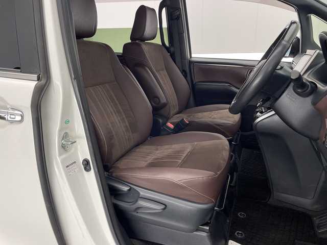 トヨタ エスクァイア ハイブリッド Gi プレミアムパッケージ 宮崎県 2018(平30)年 5.3万km ホワイトパールクリスタルシャイン ・トヨタセーフティセンス/・レーンキープアシスト/・オートハイビーム/・純正9インチナビ（Bluetooth/フルセグTV/SD/AM/FM/CD/DVD）/・純正12.1インチフリップダウンモニター/・バックカメラ/・両側パワースライドドア/・クルーズコントロール/・ハーフレザーシート/・前席シートヒーター/・ハンドルヒーター/・オートライト/・オートハイビーム/・スマートキー/プッシュスタート/・純正フロアマット/・ドライブレコーダー/・ビルトインETC2.0