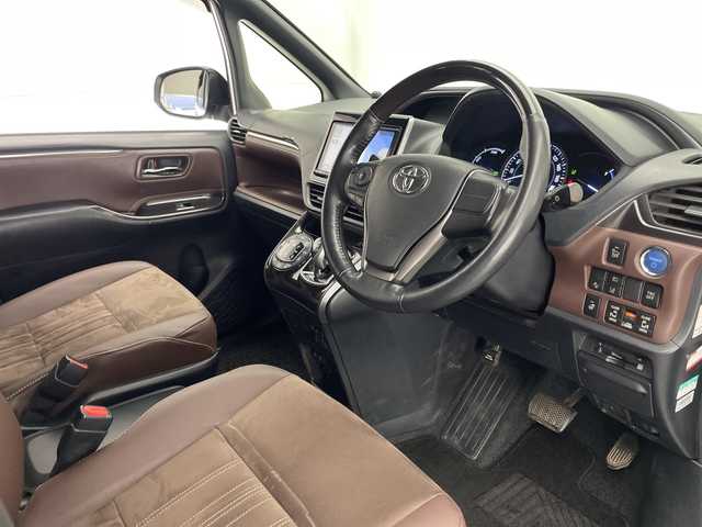 トヨタ エスクァイア ハイブリッド Gi プレミアムパッケージ 宮崎県 2018(平30)年 5.3万km ホワイトパールクリスタルシャイン ・トヨタセーフティセンス/・レーンキープアシスト/・オートハイビーム/・純正9インチナビ（Bluetooth/フルセグTV/SD/AM/FM/CD/DVD）/・純正12.1インチフリップダウンモニター/・バックカメラ/・両側パワースライドドア/・クルーズコントロール/・ハーフレザーシート/・前席シートヒーター/・ハンドルヒーター/・オートライト/・オートハイビーム/・スマートキー/プッシュスタート/・純正フロアマット/・ドライブレコーダー/・ビルトインETC2.0